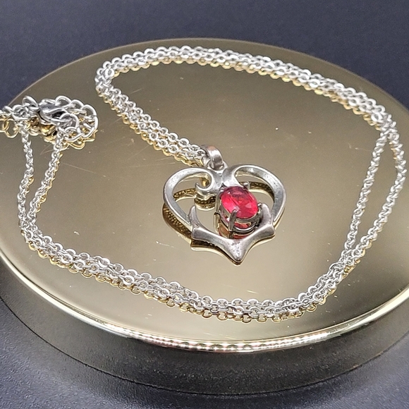 Silver heart pendant necklace with red gemstone. - Picture 4 of 9